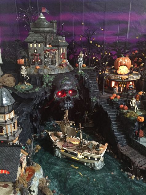 Spookytown Display, Diy Halloween Village, Lemax Halloween Village, Lemax Halloween, Spooky Village, Village Miniature, Dept 56 Halloween, Department 56 Halloween, Village Display Ideas