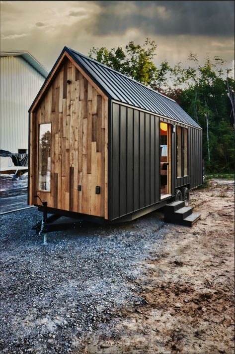 Black Metal Tiny House, Black Tiny Home Exterior, Tiny House Black, Tiny House Wood Stove Modern, Industrial Tiny House Exterior, Black Tiny House, Modern Tiny House Forest, Tiny House Exterior Ideas, Tiny Barn House