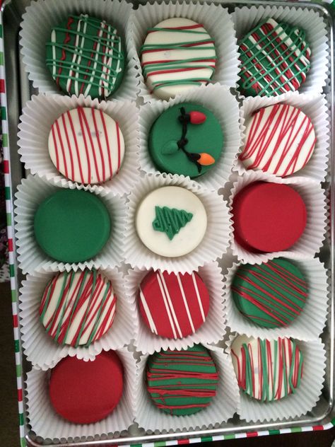 Chocolate Dipped Holiday Treats, Christmas Dipped Oreos Holidays, Christmas Oreos Ideas, Christmas Dessert Boxes Ideas, Holiday Chocolate Covered Oreos, Christmas Chocolate Oreos, Decorated Oreo Cookies, Oreo Pops Christmas, Decorated Oreos Christmas