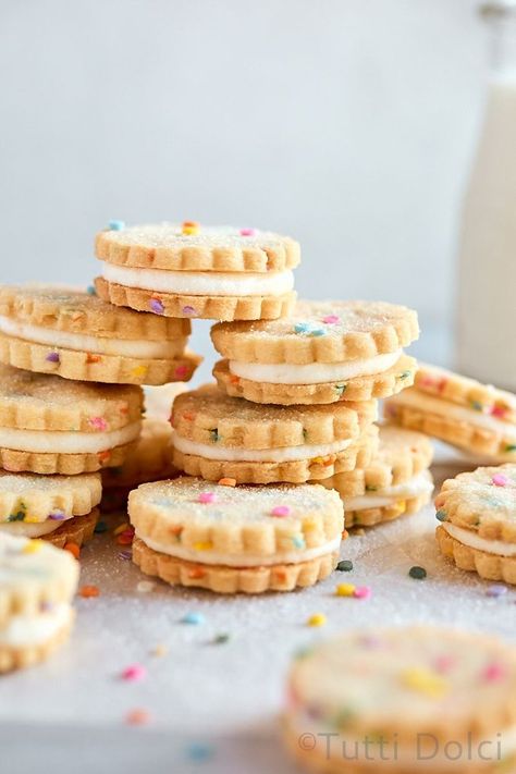 Lemon Cream Filling, Cookie Sandwich Recipes, Summer Sandwiches, Sandwich Cookie, Buttery Shortbread Cookies, Cream Filling, Fudge Cake, Lemon Cream, Sandwich Cookies