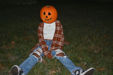 Spooky Senior Picture Ideas, Pumpkin Head Outfit Ideas, Pumpkin Carving Photoshoot, Halloween Pic Ideas, Pumpkin Head Photoshoot Solo, Pumpkin Head Halloween Costume, Pumpkin Head Ideas, Pumpkin Picture Ideas, Pumpkin Head Photoshoot Aesthetic