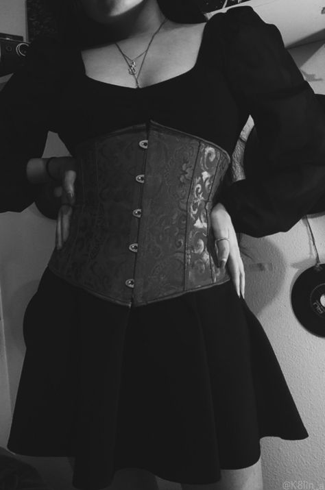 Black Robes Aesthetic, Goth Outfits With Corset, Black Corset Outfit Goth, Corset Outfit Goth, Goth Corset Outfit, Corset Aesthetic, Black Corset Outfit, Halloween Corset, Goth Outfit Inspo