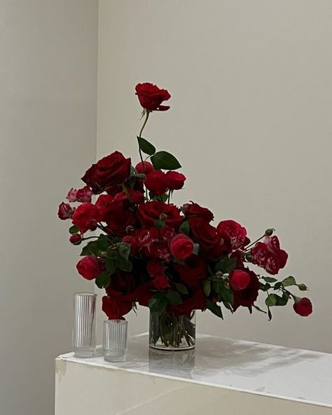 rana kim 김라나 on Instagram: "romance" Red Roses Centerpieces, Red Rose Arrangements, Dark Red Roses, Red Bouquet Wedding, Red Rose Wedding, Red Wedding Flowers, Vintage Bouquet, Rose Centerpieces, Red Rose Bouquet