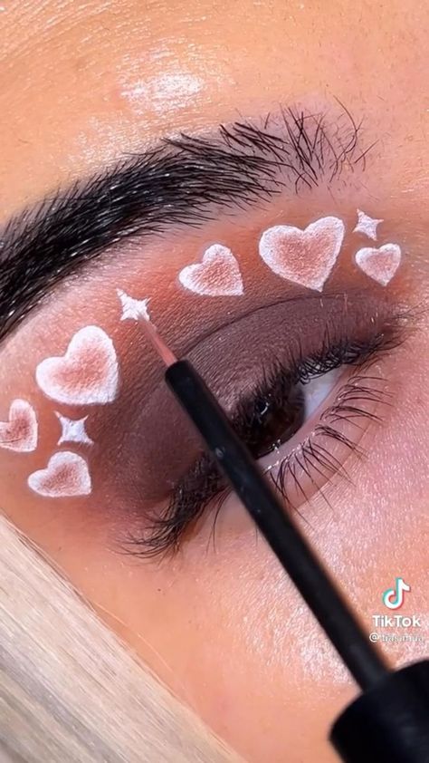 Heart Shaped Eyeshadow, Valentine’s Day Makeup Ideas, Valentines Makeup Ideas Creative, Valentine’s Day Make Up Looks Simple, Valentine Eyeshadow Looks, V Day Makeup, Valentine Eye Makeup, Valentines Eyeshadow Look, Vday Makeup Looks