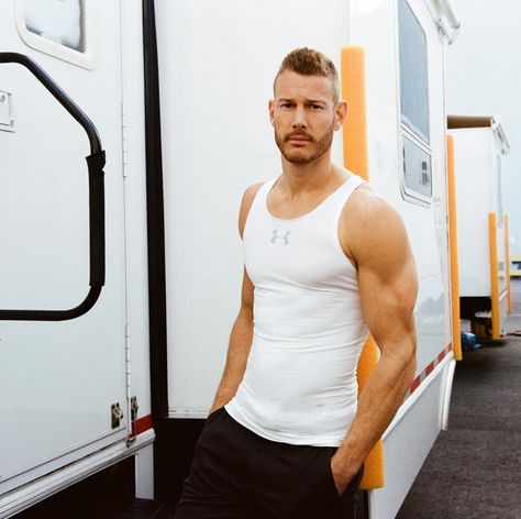 Tom Hopper as Luther Hargreeves #theumbrellaacademy#tomhopper#theumbrellaacademyseason2#lutherhargreeves Bollywood Tiktok, Luther Hargreeves, Tom Hopper, Hiphop Fashion, Black Sails, Art News, Entertainment Music, British Men, Cole Sprouse