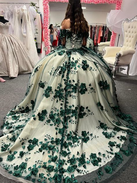 White And Green Wedding Dress, White Quince Dress, Dream Quinceanera, Green And Gold Dress, Xv Ideas, Green Quinceanera, Quince Cake, Quince Themes, Green Quinceanera Dresses