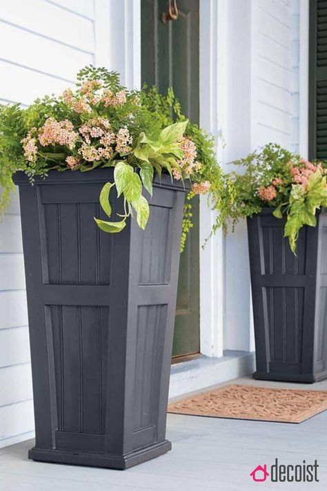 By keeping the decors simple, minimal, and useful, you can enhance the beauty of your doorway. Here is a list of farmhouse entryway designs that befit the chic cottage imagination with some fun inclusions. // Farmhouse Entryway Ideas // Farmhouse Decor // Entryway Table Decor // Entryway Ideas // Modern Farmhouse Decor // Door Planter, Diy Porch, Interior Vintage, Tall Planters, Casa Exterior, Self Watering Planter, Planter Ideas, Outside Ideas, Front Porch Ideas