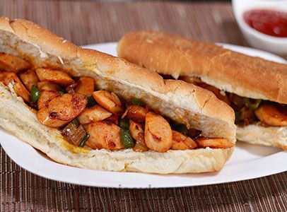 Hot dog buns stuffed with chicken sausage mixture. Sandwich Indian, Sausage Stir Fry, Chicken Hot Dog, Chicken Indian, Schezwan Chutney, Sausage Sandwich, Hot Dog Rolls, Sausage Sandwiches, Snacks Appetizers