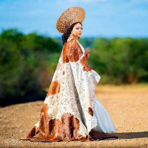 Mzilikazi wa Afrika on Twitter: "RIPERILE: Hello Afrika and tell me how are you doing today #CelebrateAfrika 30… " Lobola Outfits Woman Dresses, Lobola Outfits, Zulu Bride, African Fabric Accessories, Zulu Wedding, African Crown, Xhosa Attire, Pageant Outfits, African Wedding Attire