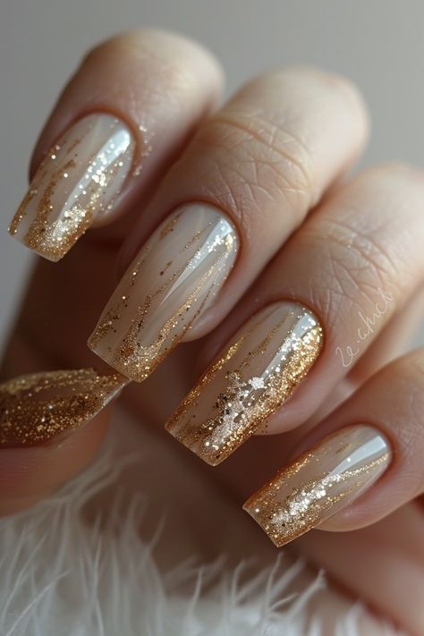 nail art Gold Colour Nail Art, Wedding Season Nails, Neutral Nails Gold, Gold Elegant Nails, Nail Art Designs Gold, Gold Shimmer Nails, French Nails Gold, Champagne Gold Nails, Nails With Gold Design