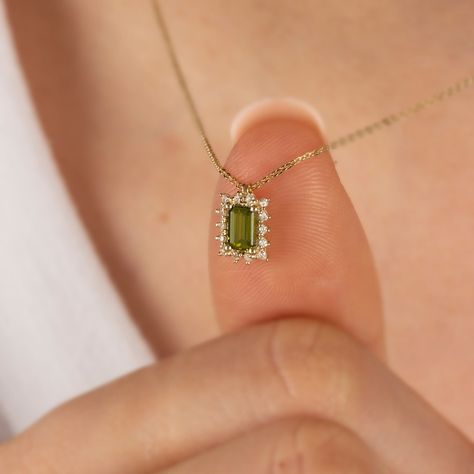 "Peridot stone is a stone that provides access to the body and mind. Positive thinking gives a feeling of optimism. Our Rectangle Peridot necklace surrounded by 14K Solid Gold diamonds is an elegant jewel for you and your loved ones with its elegant design. Time to pamper yourself and your loved ones... Peridot is the birthstone of August. 🤍🤍 Special gifts for your special moments. We produce our jewelery for you in the most perfect way. 🤍🤍 All of our products are made of 14K solid gold and Necklace Rectangle Pendant, Jewelry For Anniversary, Peridot Pendant Necklace, Peridot Gold Necklace, Peridot Jewelry Necklaces, Gold Pendant Designs, Gold Necklace With Diamond, Minimalistic Necklace, Alexandrite Necklace