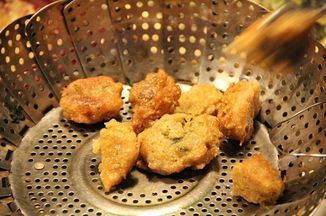 Fried Fritters Recipe, Dandelion Fritters, Backyard Food, Food Fair, Fritters Recipe, Food Street, Fritter Recipes, Funnel Cake, Food Drinks Dessert