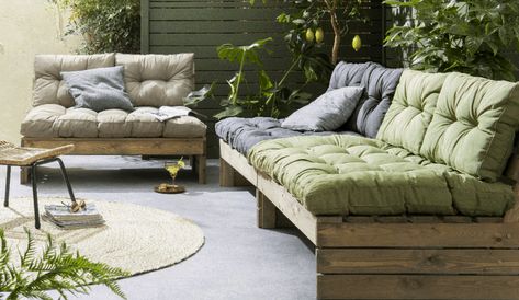 Pallets: 7x creatieve tuin ideeën! - ENJOY! The Good Life Pallet Bank, Pallet Bench, The Good Life, Beach Bars, Good Life, Outdoor Sectional Sofa, Outdoor Sofa, Outdoor Furniture Sets, The Good