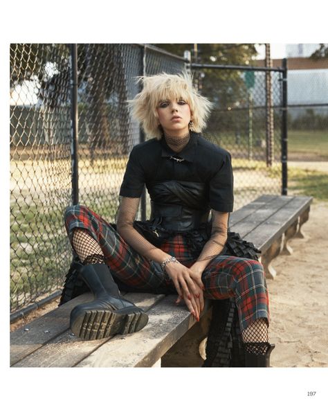 Bente Oort Vogue China Punk Style Fashion Editorial Rebellious Fashion Outfits, Punk Fashion Photography, Grunge Editorial, Grunge Outfits Women, Punk Poses, Punk Fashion Women, Skirts Leather, Chica Punk, Editorial Vogue