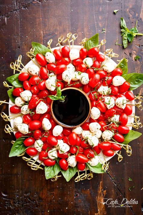 Salad Caprese, Easy Christmas Party, Lady Decluttered, Christmas Appetizers Easy, Snack Sani, Holiday Appetizers Recipes, Christmas Appetizers Party, Classy Christmas, Tier 1