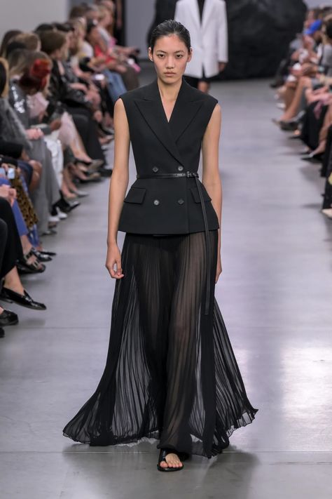 Michael Kors Spring 2025 Ready-to-Wear Runway, Fashion Show & Collection Review [PHOTOS] Fashion Maker, Michael Kors Runway, Michael Kors Fashion, Spring 2025, Show Collection, Fashion Week Runway, Michael Kors Collection, September 2024, Daily Dress