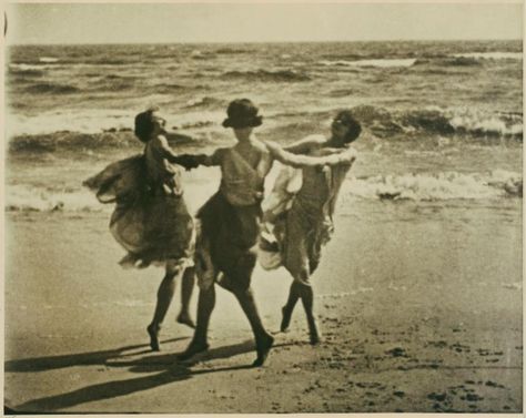 celebration "The urge to transform one's appearance, to dance outdoors, to mock the powerful and embrace perfect strangers is not easy to suppress... " Isadora Duncan, Three Women, People Dancing, Three Graces, Photo Vintage, Modern Dance, Vintage Beach, Pics Art, Vintage Photographs