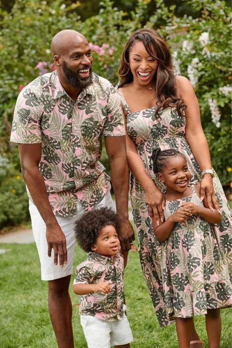 Dress Like Mommy, Dresses For Pictures Families, Family Vacation Outfit Ideas, Vintage Family Photoshoot Ideas, Matching Outfit For Family, Matching Outfits For Family, Family Matching, Black Family Matching Outfits, Mommy And Son Matching Outfits