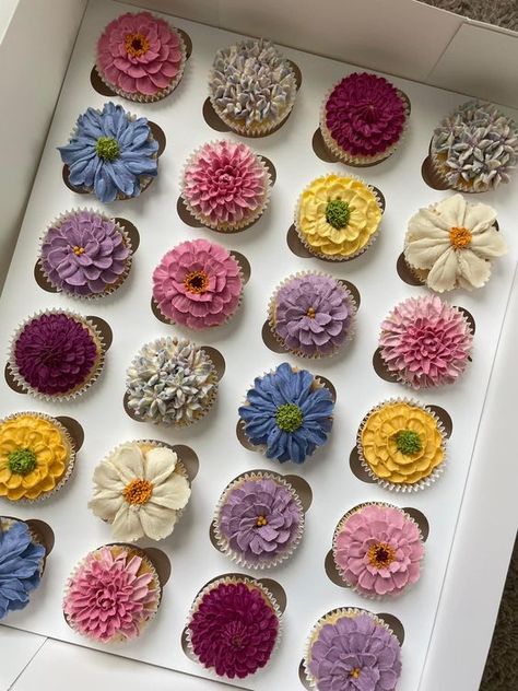 Aesthetic Flower Cupcakes, Wildflower Cupcake Ideas, Mini Flower Cupcakes, Mini Floral Cupcakes, 18th Birthday Cupcakes Ideas, Wild Flower Cupcakes, 18th Birthday Brunch, Baby In Bloom Cupcakes, Spring Wedding Cupcakes