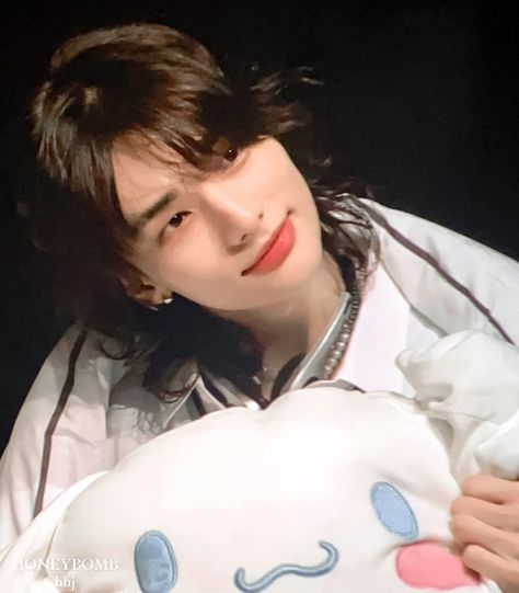 Hyunjin Cute Pfp, Hyunjin Core, Hyunjin Cute, Cute Pfp, Straykids Hyunjin Photoshoot, Hair Inspiration Short, I Believe In Love, Stuck In My Head, Pop Photos