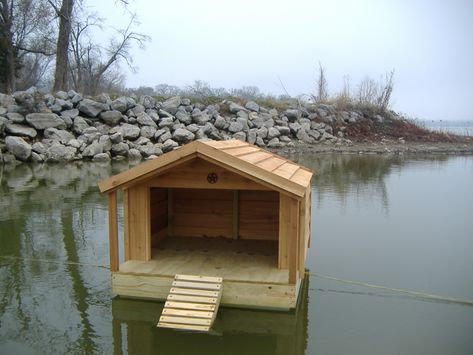 Diy Duck House, Floating Duck House, Duck House Diy, Pond Images, Duck House Plans, Duck Houses, Goose House, Duck Stuff, Insulated Dog House