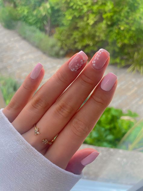 Flower Accent Nail Simple, Baby Pink Spring Nails, Square Nail Designs Flowers, Simple Spring Nails Square, Square Gel Nails Spring, Spring Nails 2024 Trends Square, Light Pink Flower Nails, Light Pink Nails With Flowers, Light Pink Prom Nails