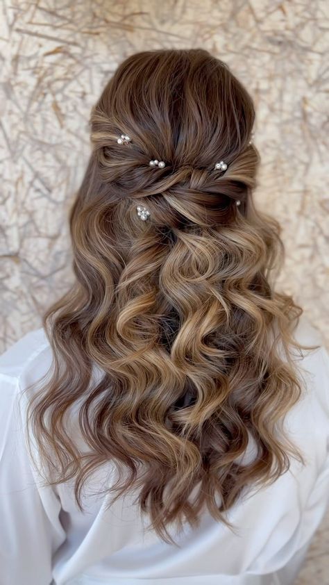 Wedding Hairstyles Half Up Half Down With Pearls, Half Up Half Down Pearl Hair, Half Up Half Down Bridal Hair With Pearls, Pearl Bride Hair, Half Up Hair With Pearls, Hair With Pearls In It Down, Beach Wedding Hairstyles Half Up Half Down, Pearl Half Up Half Down, Pearl Hair Styles