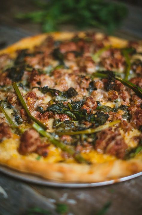 Rapini and Italian sausages pizza - Le Coup de Grâce Pizza Italian Sausage, Italian Sausage For Pizza, Keto Italian Sausage Pizza Crust, Pizza Rustica Italian Recipe Easy, Italian Sausage Pizza, Italian Sausages, Pizza Oven Recipes, Wood Pizza, Sausage Pizza