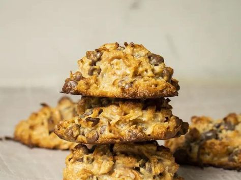 I Tried 5-Ingredient, 5-Minute Magic Cookies and They Were Like Taking a Bite Out of Childhood Bratwurst Dinner, Magic Cookies, Cookie Brownie Bars, Crunchy Cookies, 5 Ingredient, Cookies Ingredients, Food Reviews, Cookie Monster, Cookie Desserts