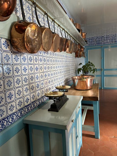 copper pots, hand painted blue tiles, blue kitchen Diy Tile Painting, Hand Painted Tiles Diy, Monet Kitchen, Parisienne Farmgirl, Blue And White Tiles, Tile Painting, Delft Tiles, Traditional Tile, Diy Tile