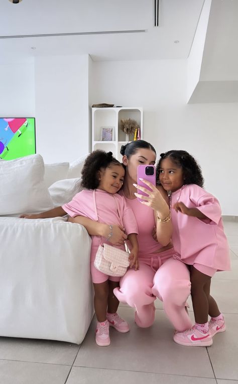 Two Kids Aesthetic, Mom And 2 Daughters, Matching Mommy Daughter Outfits, Vanellope Y Ralph, Mommy And Baby Pictures, Mommy Daughter Outfits, Nova Fashion, African Babies, Mommy Moments