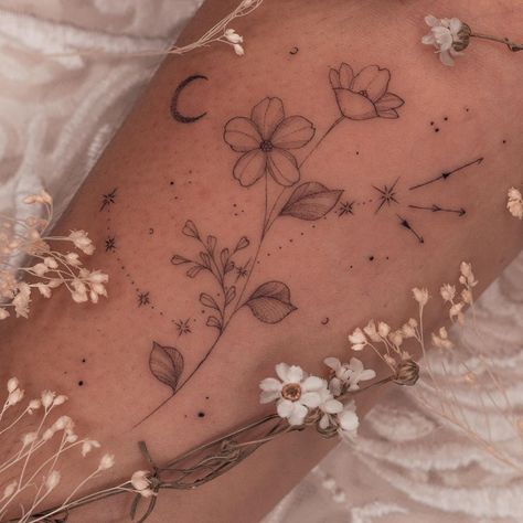 Floral Stars Tattoo, Stars And Moon Tattoo, Star Sleeve Tattoo, Celestial Tattoo, Lavender Tattoo, Star Tattoo Designs, Zodiac Tattoos, Dragonfly Tattoo, Hip Tattoo