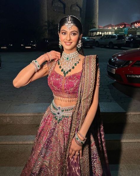 Mahima 🌸 My beaut bride wanted a very soft , non Smokey look! I worked with pinks and very soft skin like brown tones to give her that… | Instagram Sangeet Look Bride Indian, Reception Lehanga, Bridal Pink Lehenga, Lehenga Looks, Reception Outfit For Bride, Trending Lehenga, Bridal Sarees South Indian, Stylish Bride, Trendy Outfits Indian