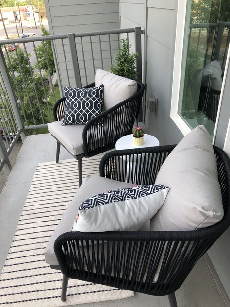 Styling a pretty seating area on an apartment balcony. Pier One chairs and table with IKEA rug and boxwood plant. Small Balcony Furniture, Balcon Mic, Balcony Decorating Ideas, Balcony Makeover, Apartment Balcony Garden, Balkon Decor, Small Balcony Ideas Apartment, Balcony Chairs, Small Balcony Design