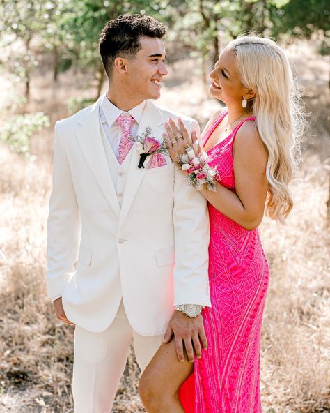 Matricfarewell Photos, Outdoor Prom Picture Ideas, Prom Pic Poses Couple, Prom Couples Pink, Prom Poses Couples Funny, Prom Date Poses, Prom Ideas Pictures, Prom Poses Couples, Cute Prom Couples