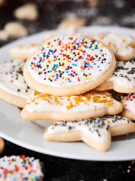 Cut out sugar cookies with cream cheese frosting! These are perfectly golden on the outside yet remain fluffy in the middle! showmetheyummy.com #sugarcookies #cookies Cut Out Cookie Frosting Recipe, Cream Cheese Cookie Frosting, Cookies Cream Cheese Frosting, Sugar Cookie Cut Outs, Sugar Cookies With Cream Cheese, Festive Cookie Recipes, Cookies Cream Cheese, Healthy Sugar Cookies, Cookies With Cream Cheese Frosting