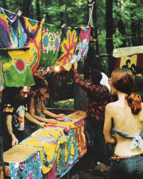 Woodstock Fetsival Tidye shop August 1969 The picture shown here, was one taken of a booth at a Woodstock Music and Art Fair in August 1969. Counter cultural fashion had prided itself on offering one of a kind, natural, and homemade, again all key elements of the hippie look. In further going along with hippie philosophy, only natural dyes were used. Fashion 60s, Moda Hippie, 60s Hippie, Boho Chique, Hippie Lifestyle, Hippie Movement, Hippie Aesthetic, Estilo Hippy, Mode Hippie