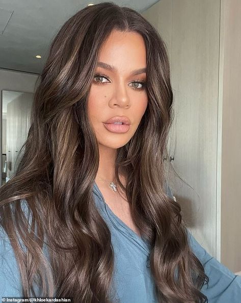 Khloe Kardashian is changing up her look for the winter. On Thursday, the reality TV star, 40, posted two selfies to Instagram showing off her new rich medium ash brown hair color Medium Ash Brown Hair Color, Medium Ash Brown Hair, Cinnamon Balayage, Rich Brunette Hair, Khloe Kardashian Hair, Brunette Pixie, Retro Curls, Ash Brown Hair Color, Kardashian Hair