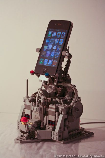 Create a mechanized phone dock with Lego bricks. Lego Electronics, Lego Inventions, Lego Hacks, Construction Lego, Lego Boards, Amazing Lego Creations, Lego Craft, Lego Worlds, Cool Lego Creations