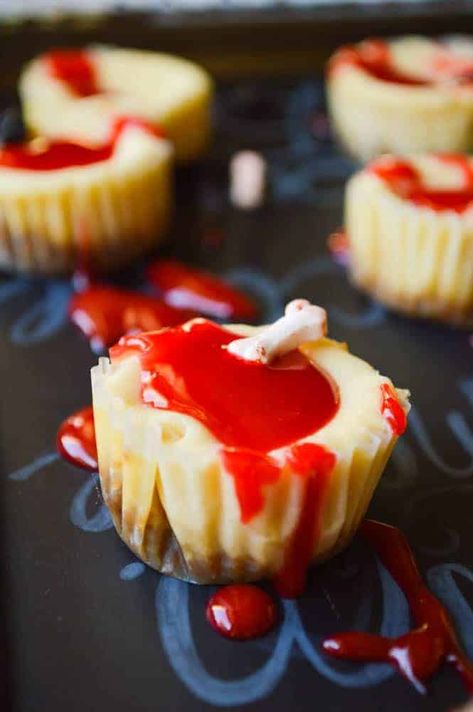 Bloody Good Mini Cheesecakes #HalloweenTreatsWeek - Sugar Dish Me Mini Cheesecake Halloween, Mini Cheesecakes Halloween, Halloween Mini Cheesecake Ideas, Mini Halloween Cheesecakes, Halloween Mini Cheesecakes, Horror Movie Cakes, Halloween Baked Goods, Halloween Bakes, Halloween Cheesecake