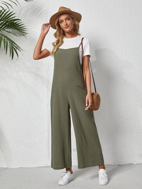 Olive Jumpsuit Outfit, Green Overalls Outfits, Green Jumpsuit Outfit, Summer Jumpsuit Outfit, Style Salopette, Jumpsuit Outfit Casual, Overalls Outfits, Green Overalls, Olive Jumpsuit