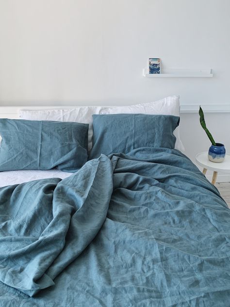 Blue Green Bedding Ideas, Blue Linen Bedding Styling, Grey Blue Bedding, Blue Green Bedroom Decor, Blue Linen Sheets, Green Blue Bedding, Steel Blue Bedding, Denim Blue Bedding, Green And Blue Bedding