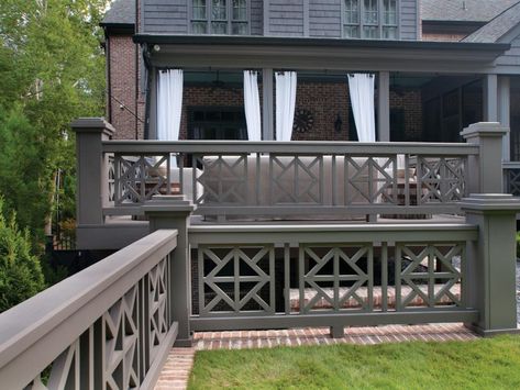 Decking Fence, Porch Railing Designs, Curved Deck, Deck Railing Design, Metal Deck, Modern Deck, Front Fence, Front Yard Fence, Deck Railing