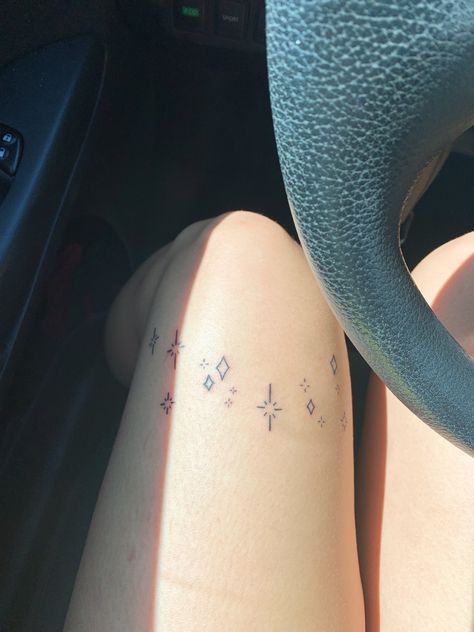 Stars Around Knee Tattoo, Star Tattoo On Knee, Star Band Tattoo, Star Tattoo On Thigh, Stars Tattoo Thigh, Star Leg Tattoos, Cute Above The Knee Tattoos, Star Tattoo Knee, Stars On Knees Tattoo