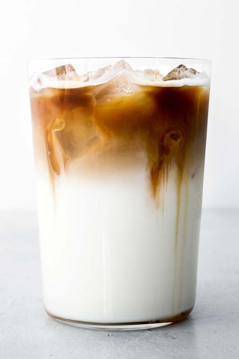 See how easy it is to make this Starbucks favorite at home in less than 5 minutes using a Nespresso machine. The trick to making this drink is all in how it's assembled. Mocha Drink Recipe, Nespresso Drinks, Iced Caramel Macchiato Starbucks, Iced Caramel Macchiato Recipe, Caramel Macchiato Starbucks, Cold Coffee Drinks Recipes, Caramel Iced Coffee, Caramel Macchiato Recipe, Macchiato Coffee