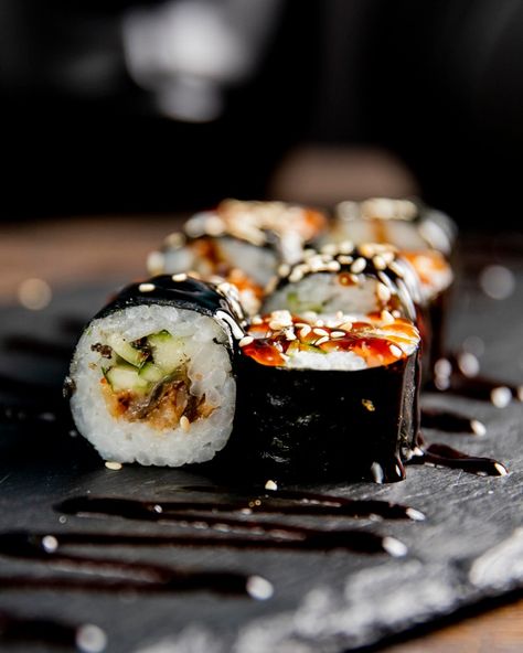 Maki roll with cucumber served with sauce and sesame seeds Free Photo Sushi Photoshoot, Foto Sushi, Types Of Sushi Rolls, Sushi Photo, Eel Sushi, Sushi Pictures, Sushi Photography, Tuna Sushi Rolls, Nori Sushi