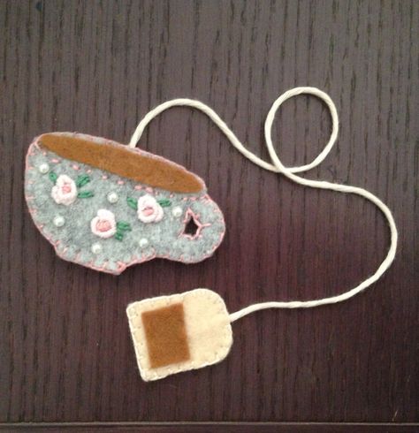 Felt Crafts To Sell Ideas, Felt Bookmark Ideas, Tea Cup Bookmark, Felt Tea Cup, Tea Bookmark, Handmade Bookmarks Diy, Tea Crafts, Felt Bookmark, Felt Crafts Patterns