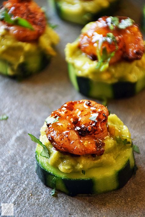 Cucumber Bites with Creole Shrimp and Guacamole should definitely be on all the party menus! These tasty little treats are easy to make, low carb, and delicious. Cucumber Guacamole, Creole Shrimp, Shrimp And Avocado, Seafood Shrimp, Cucumber Bites, Fest Temaer, Shrimp Appetizers, Appetizers For A Crowd, Seafood Appetizers