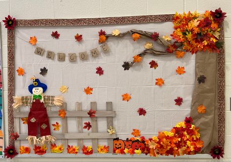 Classroom Decor Autumn, Kindergarten Decorations Wall, Fall Bulletin Board, Kindergarten Decorations, Fall Classroom Decorations, K Crafts, School Murals, Preschool Art Activities, Crafts For Seniors