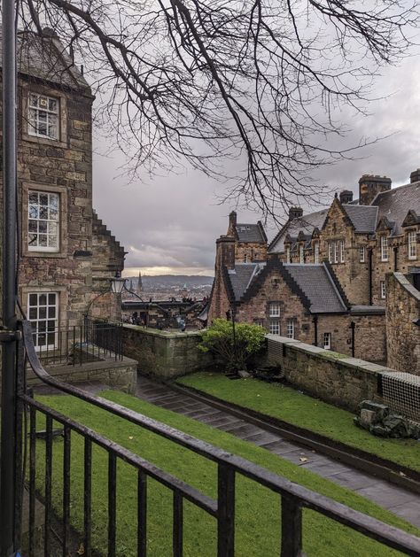 Parisian Style Decor, Korean Vibe, Edinburgh Castle Scotland, Scotland Aesthetic, Edinburgh Travel, Edinburgh University, Parisian Aesthetic, Castle Scotland, Kpop Style